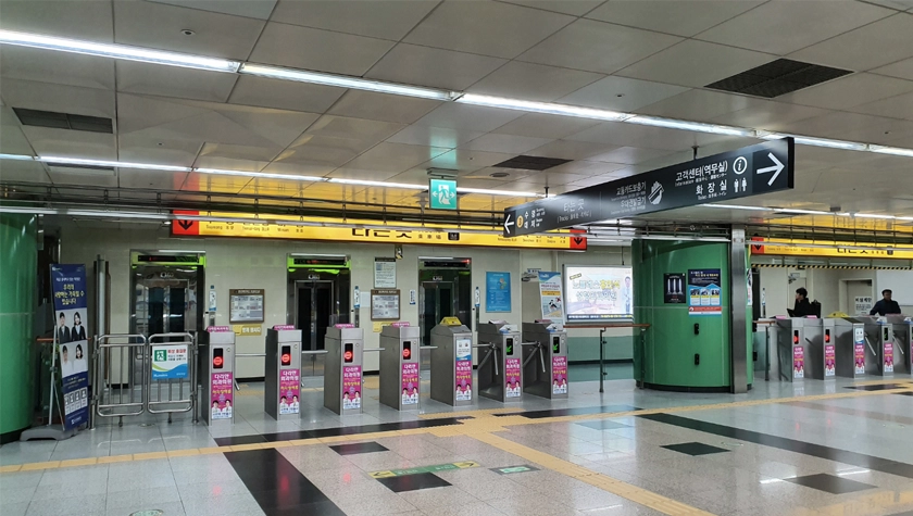만덕역 출입 게이트 전경